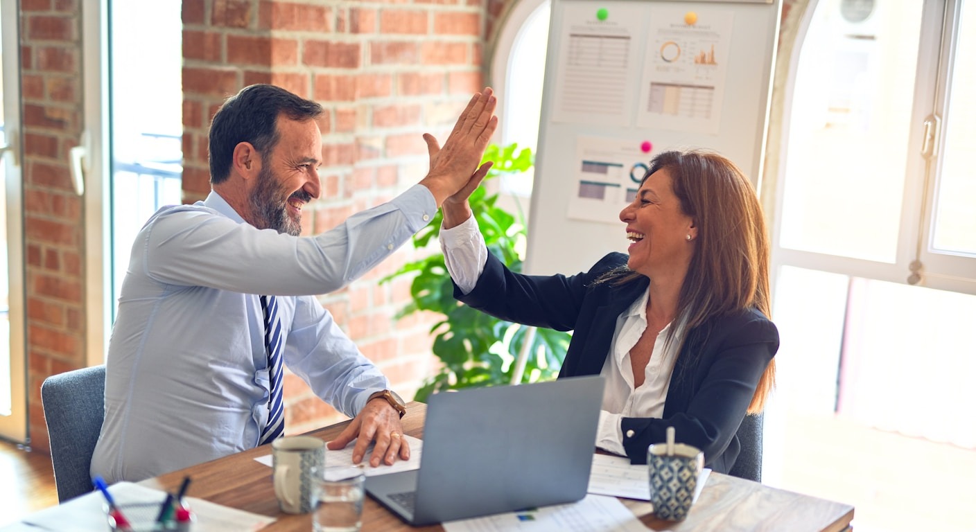 Profesionales hispanos celebrando nueva oportunidad laboral en agencia de empleo en EE.UU.