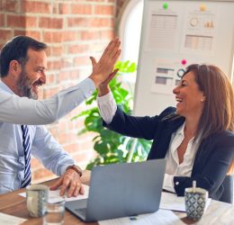 Profesionales hispanos celebrando nueva oportunidad laboral en agencia de empleo en EE.UU.